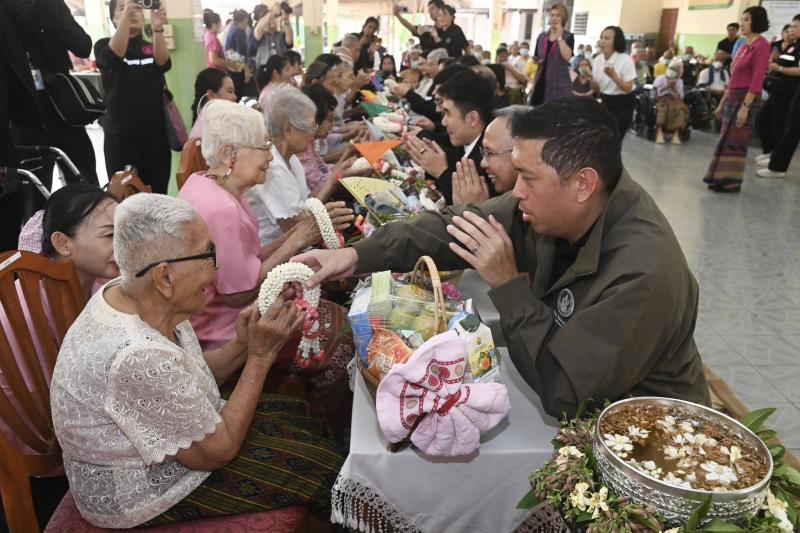 รมว.พม. ลงพื้นที่จ�