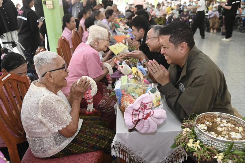 รมว.พม. ลงพื้นที่จ�