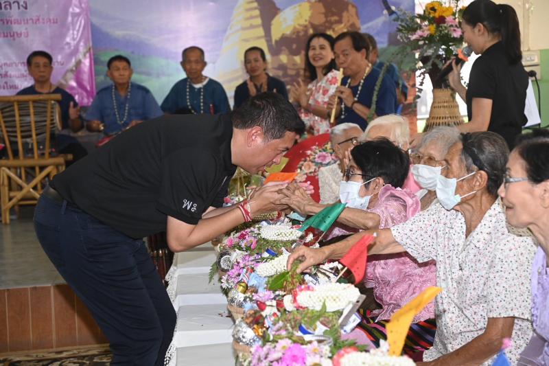 รมว.พม. ลงพื้นที่จ�