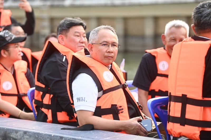 รมว.พม. ลงพื้นที่ต�