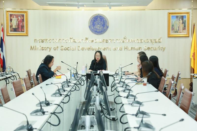 นางสาวนภาพร เมฆาผ�