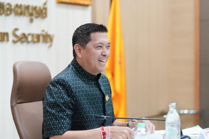 นายนิกร โสมกลาง รั