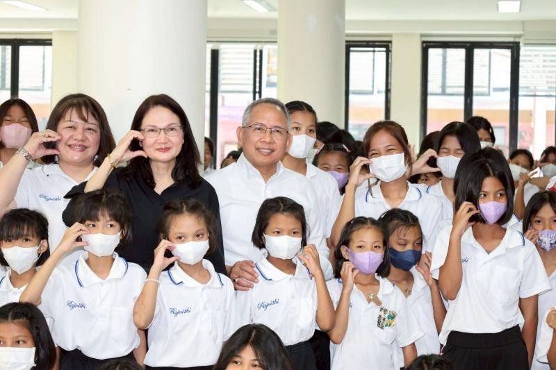 รมว.พม. ลงพื้นที่ต�