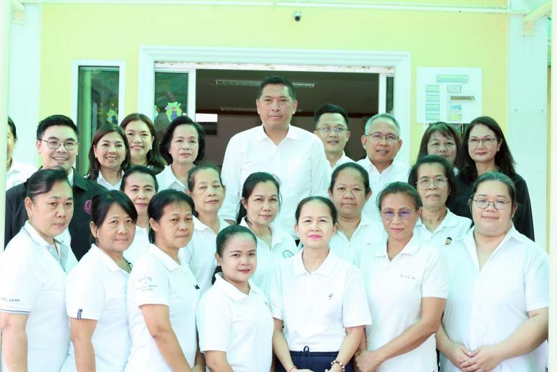 รมว.พม. ลงพื้นที่ต�