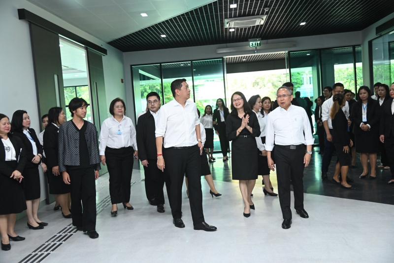 รมว.พม. ลงพื้นที่ต�