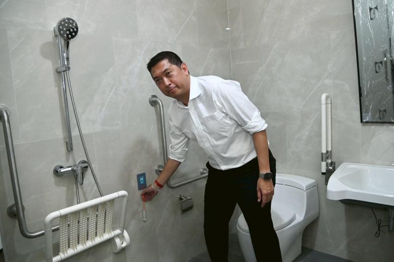 รมว.พม. ลงพื้นที่ต�