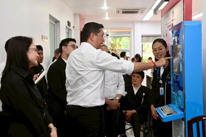 รมว.พม. ลงพื้นที่ต�