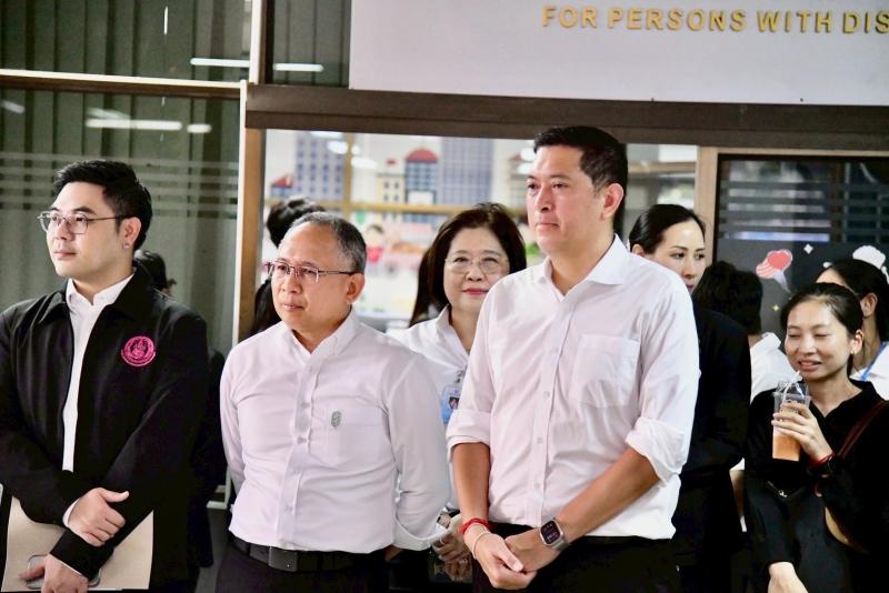 รมว.พม. ลงพื้นที่ต�