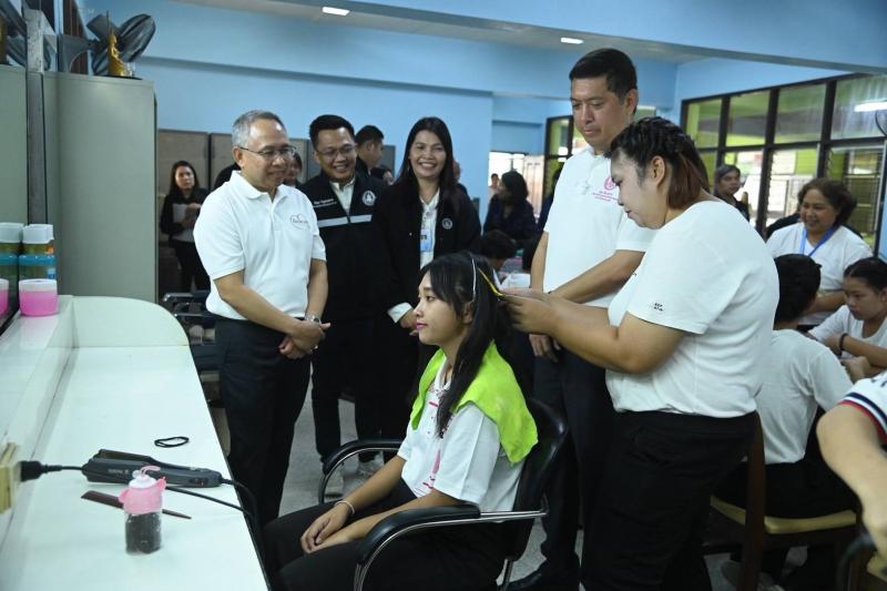 "นิกร" นำทีม พม. �