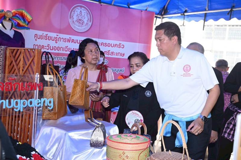 "นิกร" นำทีม พม. �