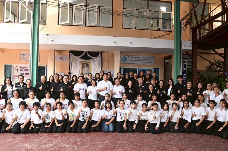 รมว.พม. ลงพื้นที่จ�