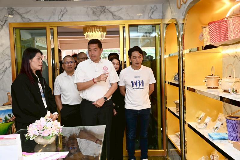 รมว.พม. ลงพื้นที่จ�
