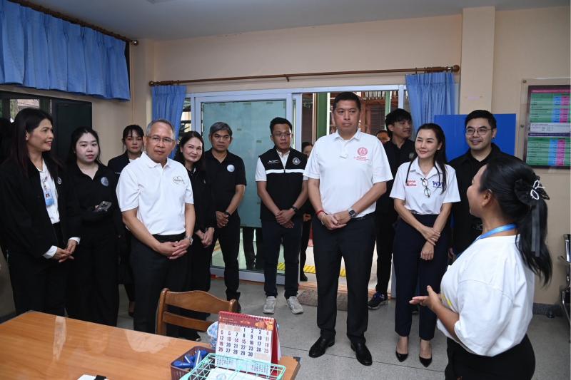 รมว.พม. ลงพื้นที่จ�