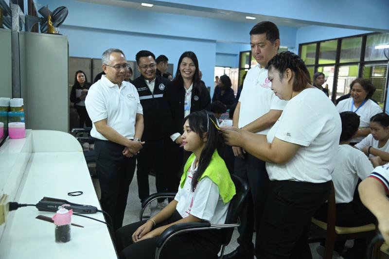 รมว.พม. ลงพื้นที่จ�
