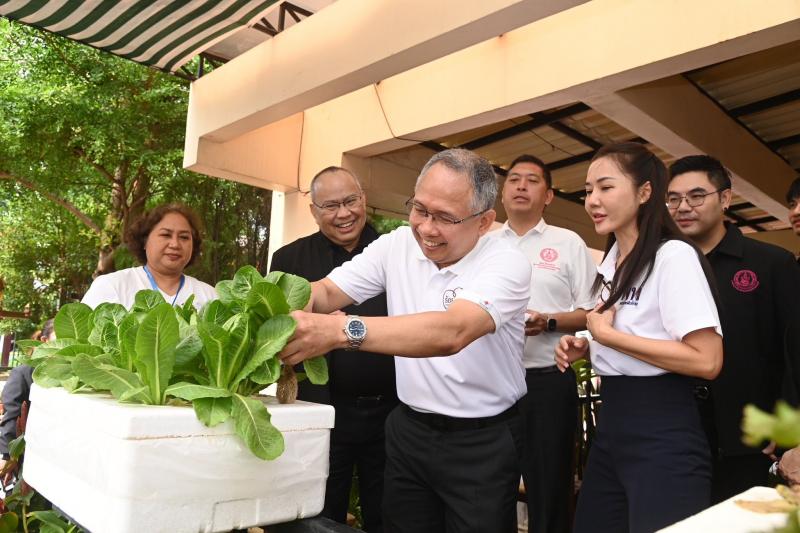 รมว.พม. ลงพื้นที่จ�