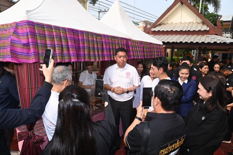 รมว.พม. ลงพื้นที่จ�