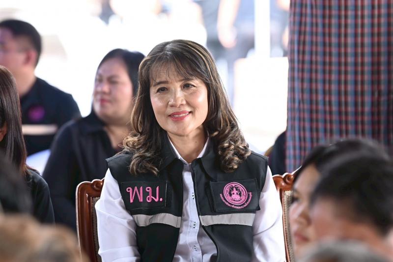 รมว.พม. ลงพื้นที่จ�