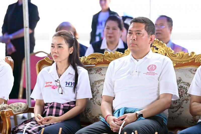 รมว.พม. ลงพื้นที่จ�