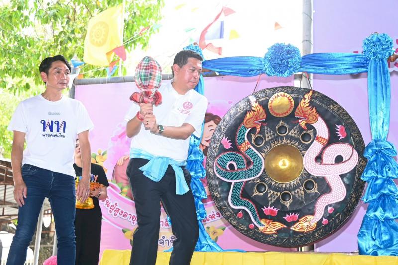 รมว.พม. ลงพื้นที่จ�