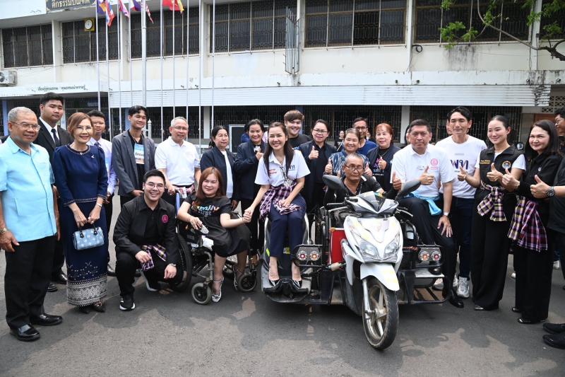รมว.พม. ลงพื้นที่จ�