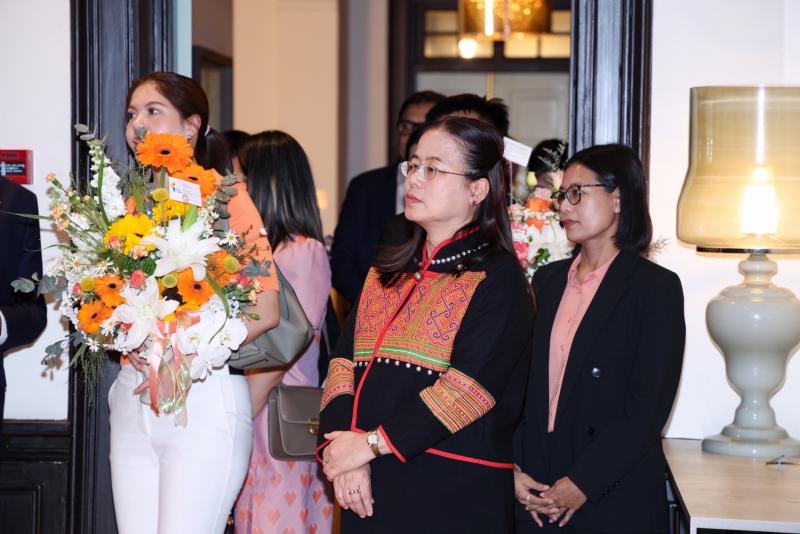 นางเตือนใจ คงสมบั�