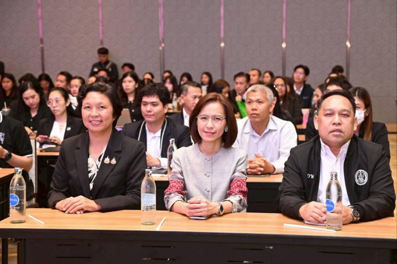 "นิกร" รมว.พม. เป�