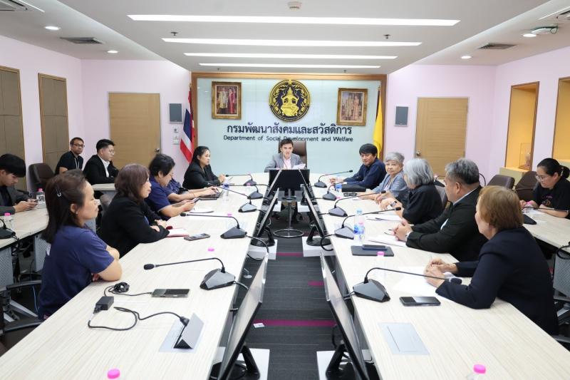 นายชนินทร์ รุ่งธน�