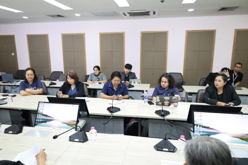 นายชนินทร์ รุ่งธน�