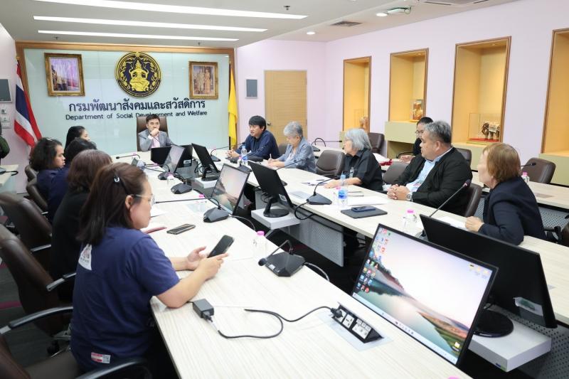 นายชนินทร์ รุ่งธน�