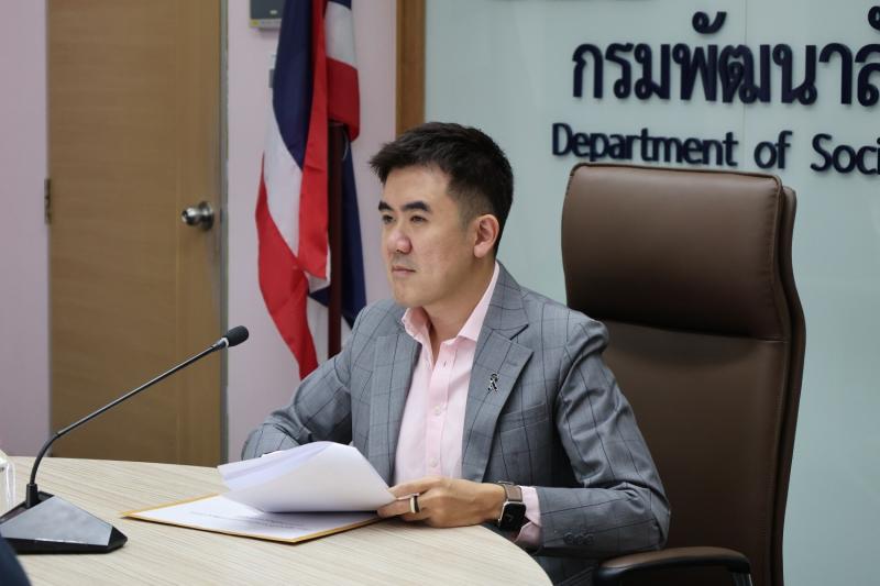 นายชนินทร์ รุ่งธน�