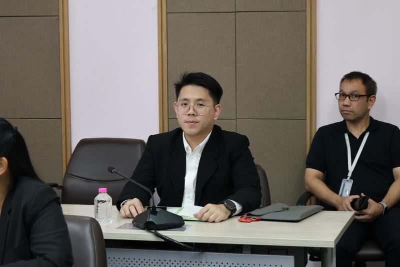 นายชนินทร์ รุ่งธน�