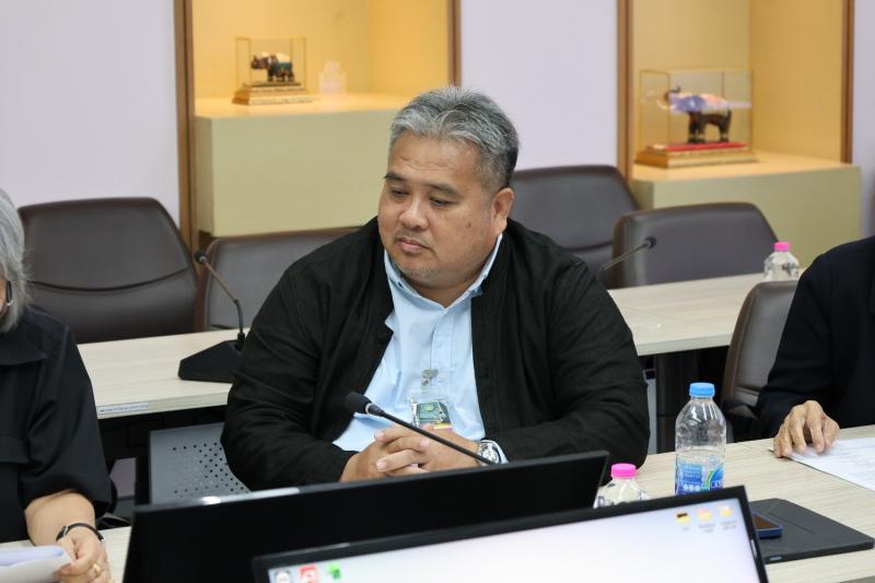 นายชนินทร์ รุ่งธน�
