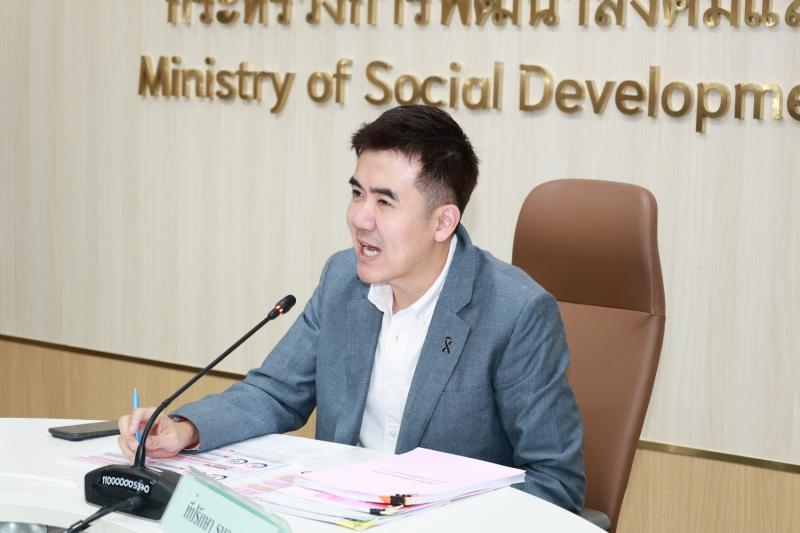 นายชนินทร์ รุ่งธน�