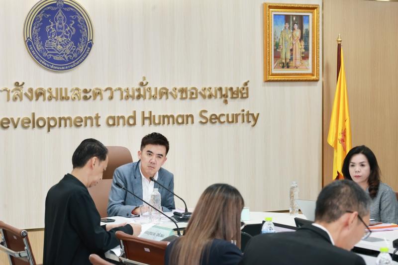 นายชนินทร์ รุ่งธน�