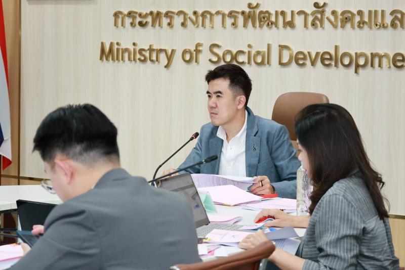 นายชนินทร์ รุ่งธน�
