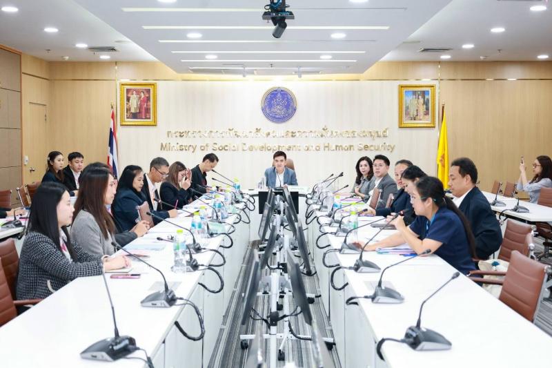นายชนินทร์ รุ่งธน�