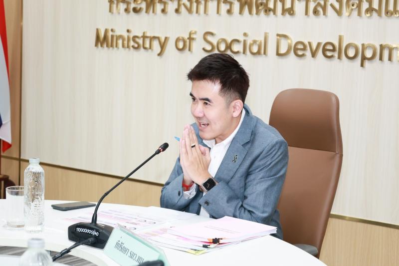นายชนินทร์ รุ่งธน�