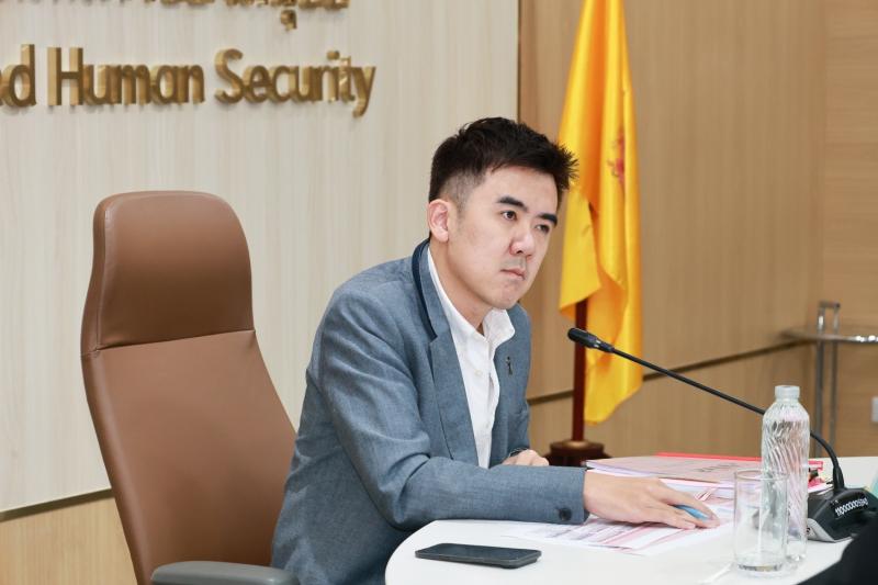 นายชนินทร์ รุ่งธน�