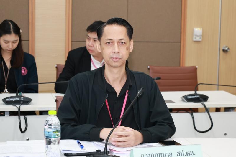 นายชนินทร์ รุ่งธน�
