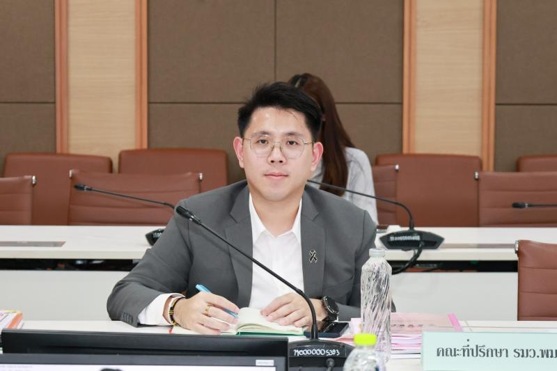 นายชนินทร์ รุ่งธน�
