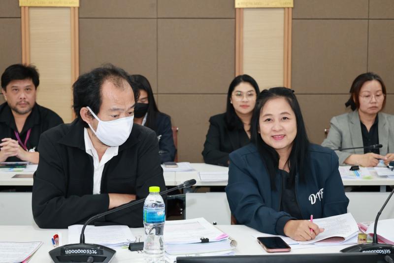 นายชนินทร์ รุ่งธน�