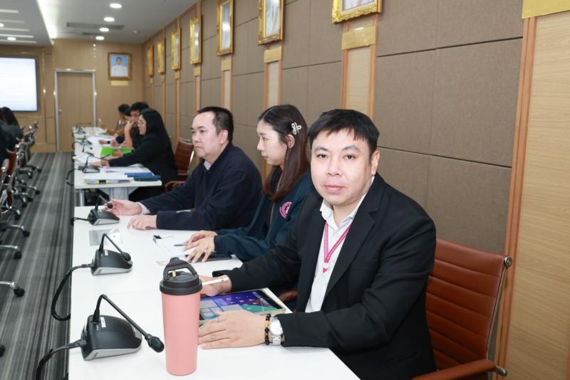 นายชนินทร์ รุ่งธน�