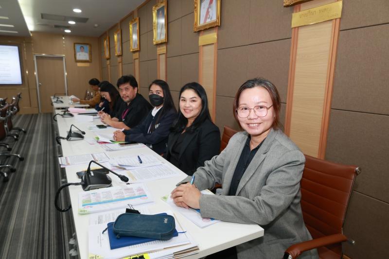 นายชนินทร์ รุ่งธน�
