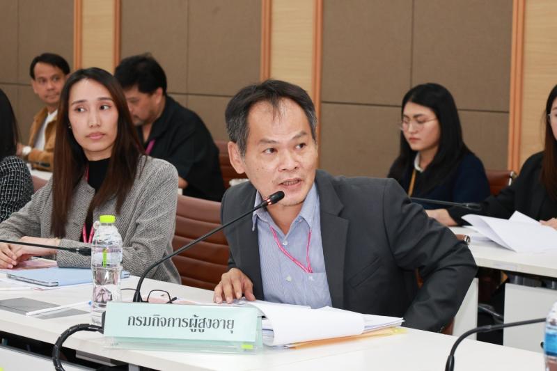 นายชนินทร์ รุ่งธน�