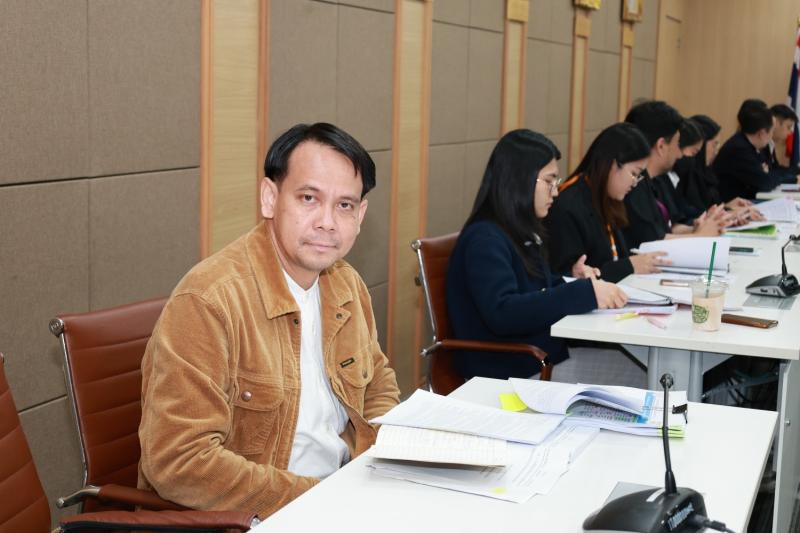นายชนินทร์ รุ่งธน�