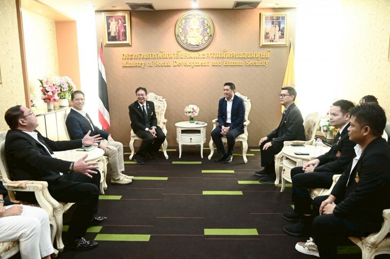 รมว.พม.) ให้ คณะผู้บ