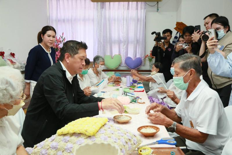 "นิกร" นำทีม พม. �