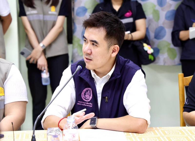 นายชนินทร์ รุ่งธน�
