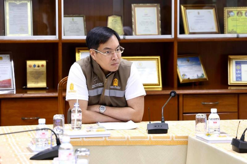 นายชนินทร์ รุ่งธน�