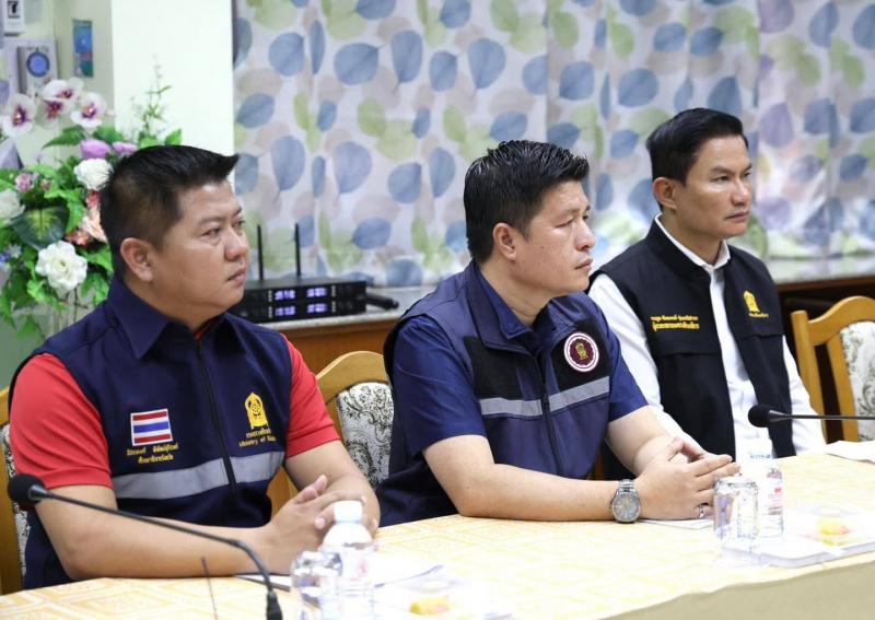 นายชนินทร์ รุ่งธน�